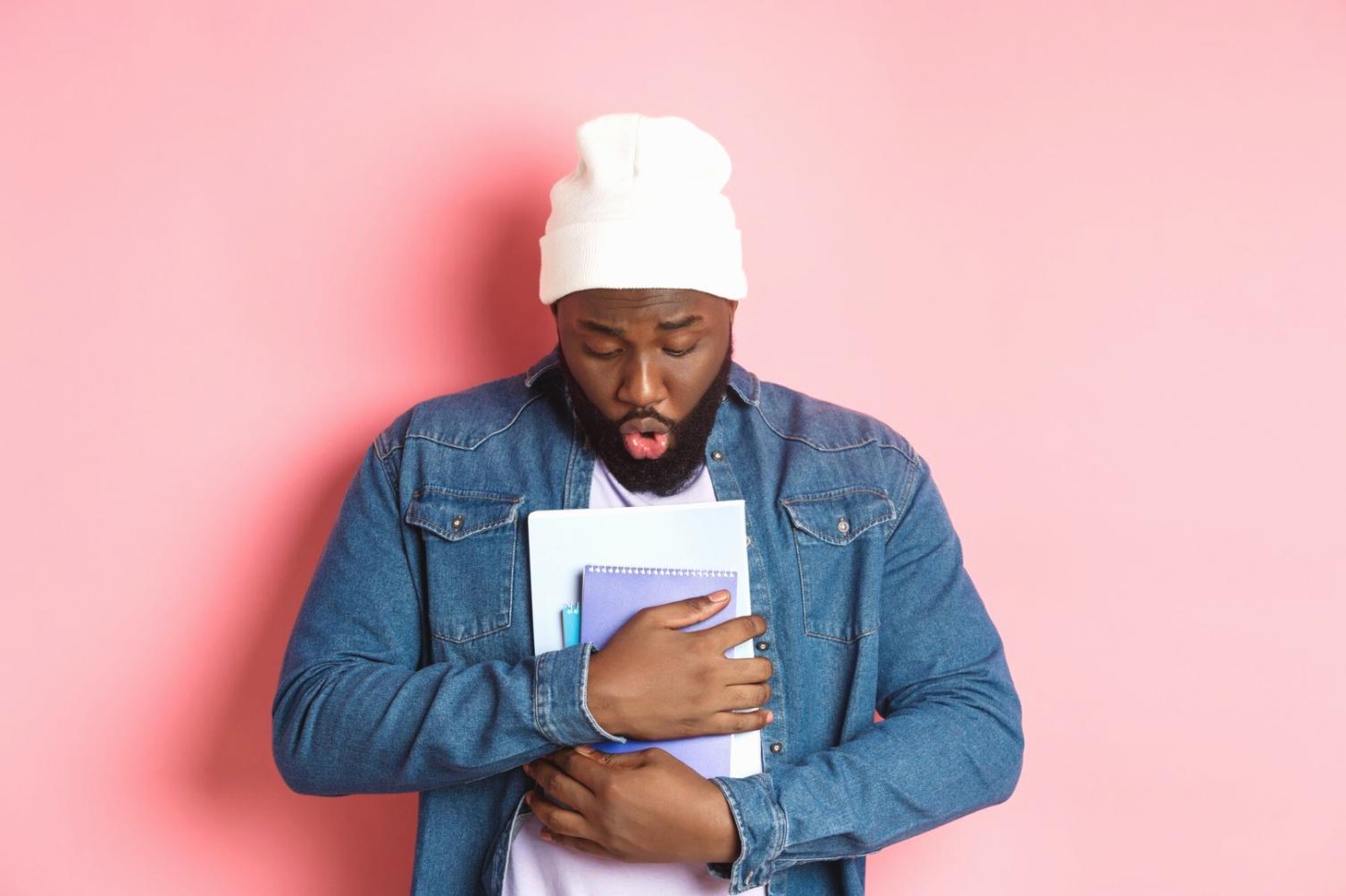 Moderne Schreibwerkstatt mit traditionellen und digitalen Elementen